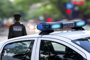 policial trabalhando em um processo de condução coercitiva