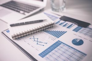 Documentos representando um modelo de balança empresarial