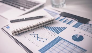 Documentos representando um modelo de balança empresarial