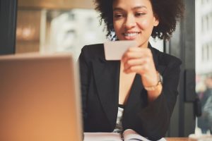 Empresária utilizando dados do Cartão CNPJ da sua empresa