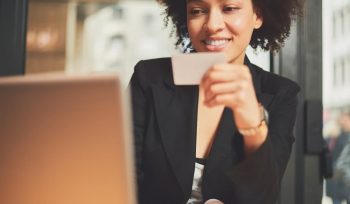 Empresária utilizando dados do Cartão CNPJ da sua empresa