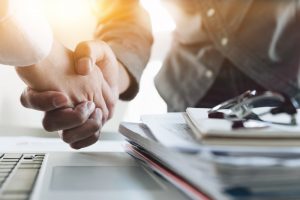 Como se realiza a fusão empresarial indireta