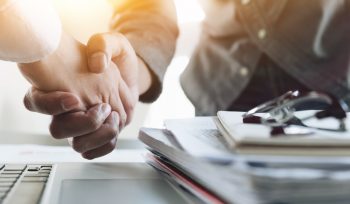 Como se realiza a fusão empresarial indireta