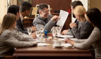 Como se comportar em uma audiência