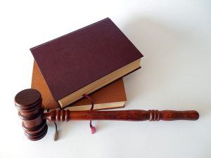 martelo de juiz sobre livros jurídicos em fundo claro