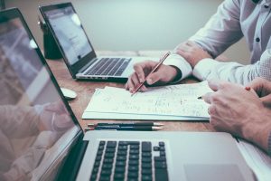 Como calcular a jornada de trabalho de um funcionário?
