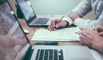 Como calcular a jornada de trabalho de um funcionário?