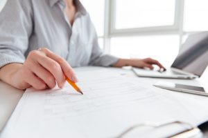 Qual a diferença entre pauta e ata de reunião?