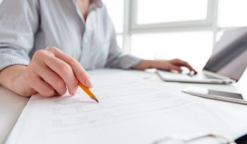 Qual a diferença entre pauta e ata de reunião?