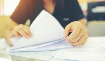 Qual é a diferença entre uma ação ordinária e preferencial?