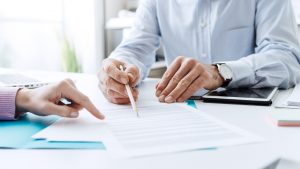 Qual é a diferença entre contrato de trespasse e de cessão de quotas da sociedade?