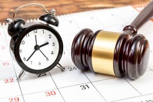 calendário e martelo de juiz representando a dúvida sobre o prazo para ação rescisória