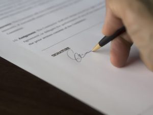 Assinando contrato de locação