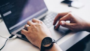 Pessoa em computador acessando o Diário Oficial de Pernambuco