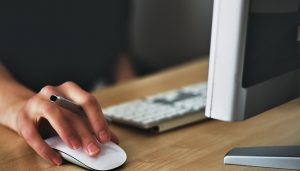imagem mostra uma pessoa mexendo no computador para acessar o diário oficial de sergipe online