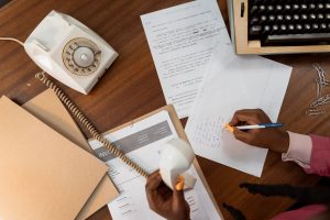 Pessoa analisando documentos e formulários sobre modalidade de licitação por tomada de preço.