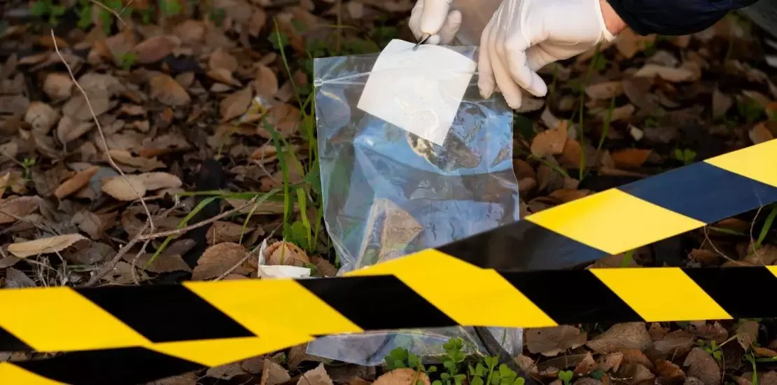 coleta de evidência em cena de crime doloso com fita de isolamento