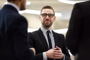 Profissional homem de terno preto pensando o que é lobby político