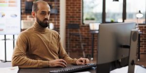 Homem realizando a consulta de um processo trabalhista
