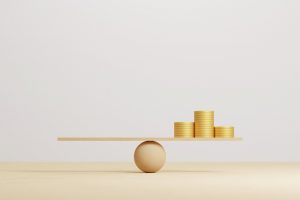 Esfera equilibrando moedas, representando o balanço financeiro
