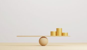 Esfera equilibrando moedas, representando o balanço financeiro