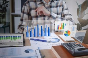 Imagem representativa de financeiro de uma empresa atualizando o fluxo de caixa