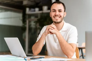 A imagem mostra um homem em frente a uma mesa, com um computador, enquanto pesquisa sobre como funciona o certificado digital A3.