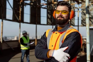 Trabalhador utilizando EPI seguindo uma das principais normas regulamentadoras