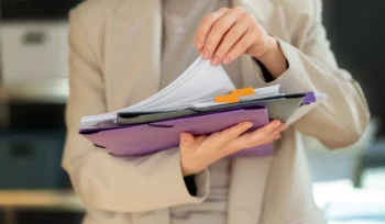 Mulher analisando documentos representando o extravio de documento.