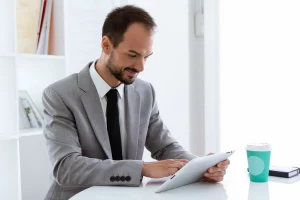 Homem analisando um ofício enviado por alguém que sabe como fazer um ofício
