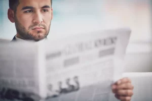 imagem de homem lendo o diário oficial de natal