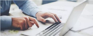 homem acessando o diário oficial de rr pelo notebook