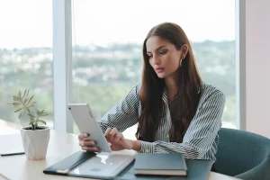 Uma jovem mulher pesquisa sobre como fazer um requerimento administrativo