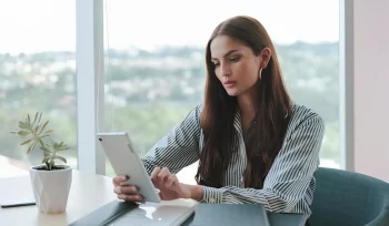 Uma jovem mulher pesquisa sobre como fazer um requerimento administrativo