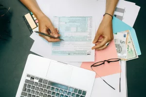 Uma profissional verifica a restituição do imposto de renda