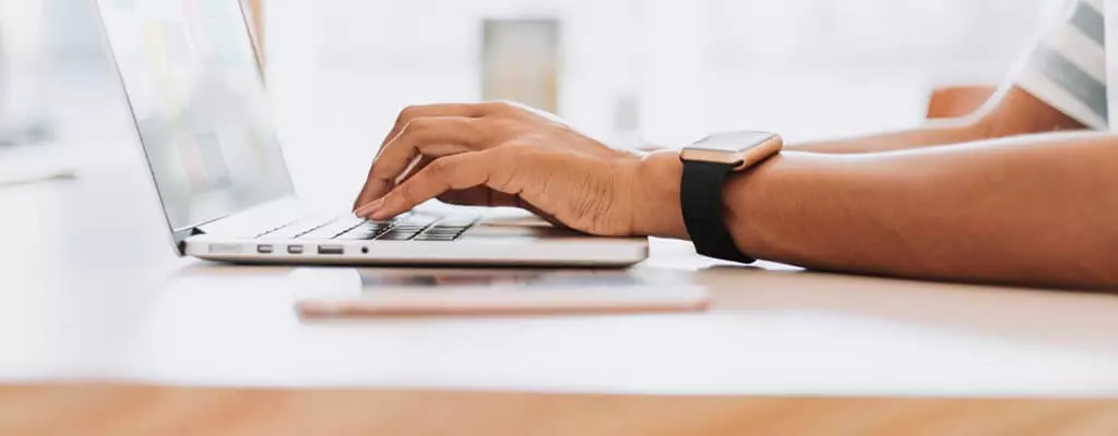 foto colorida de pessoa usando o computador, mostrando como publicar no diário oficial pb